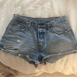 Levi’ 501 Jean Shorts 28